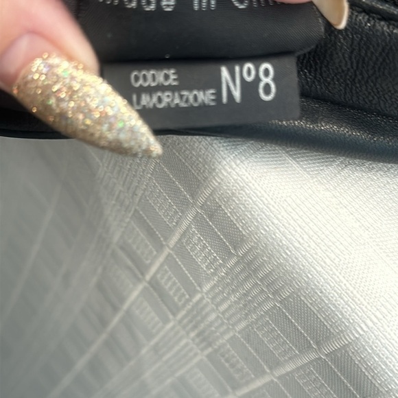 Sleek Black Hobo Bag with Timeless Design - Picture 11 of 11